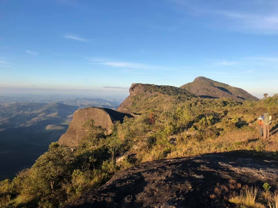 Vista do Pico do Papagaio pela trilha.