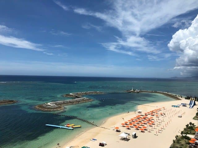 ホテルからのビーチ全景