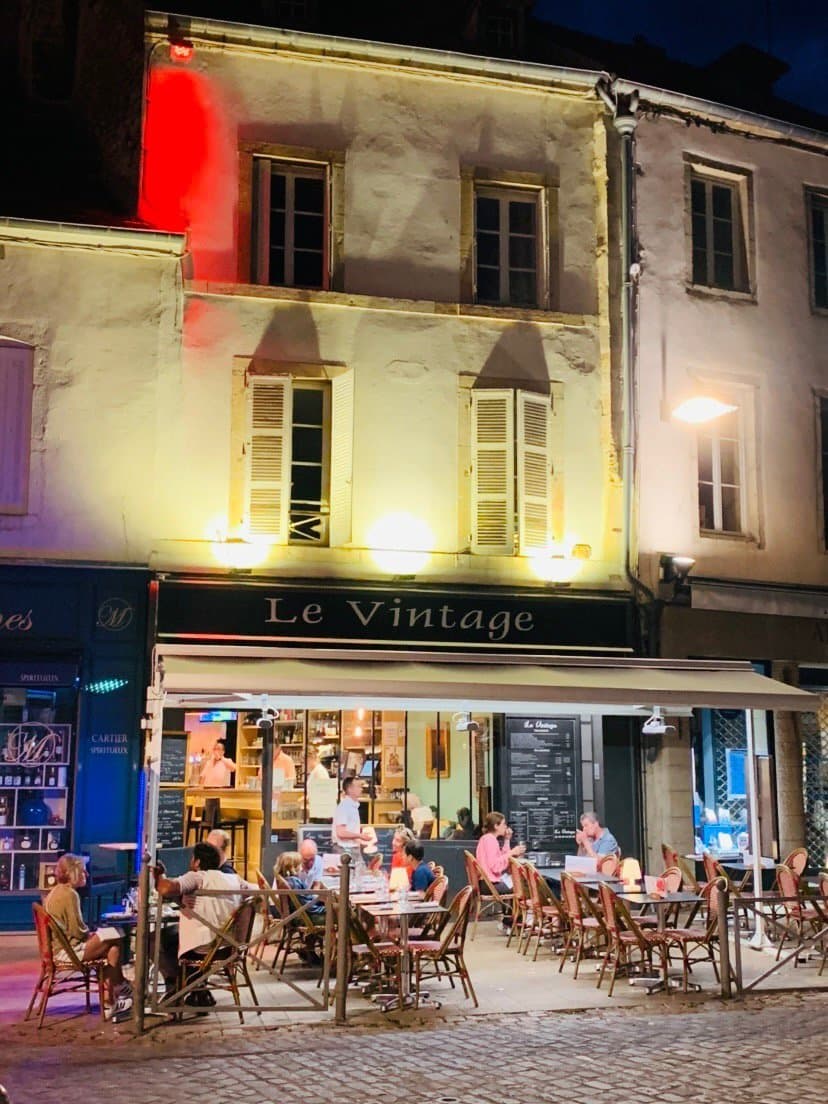 Le Vintage ist ein Restaurant in der Mitte der Altstadt von Beaune. Leider waren alle gute Plätze (Michelin Restaus) zu, da Sonntag war. Nach langem Hin und Her haben wir uns schliesslich für dieses Restaurant entschieden. Der Service war ganz ok doch mit dem Essen hatten wir leider gar kein Glück. Vor allem von den Schnecken hätten wir mehr erwartet. Schade.