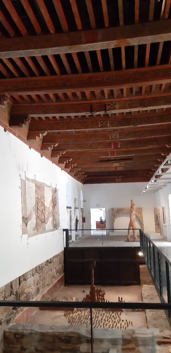 Iglesia del convento-museo y una sala con artesonado