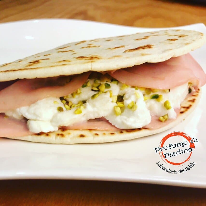 Piadina con mozzarella di bufala, mortadella e granella di pistacchio 
