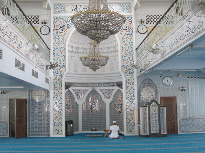 男性が礼拝していました。