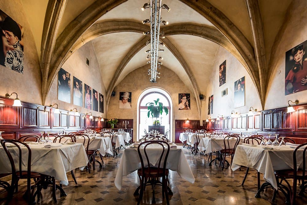 Szara Restaurant interior