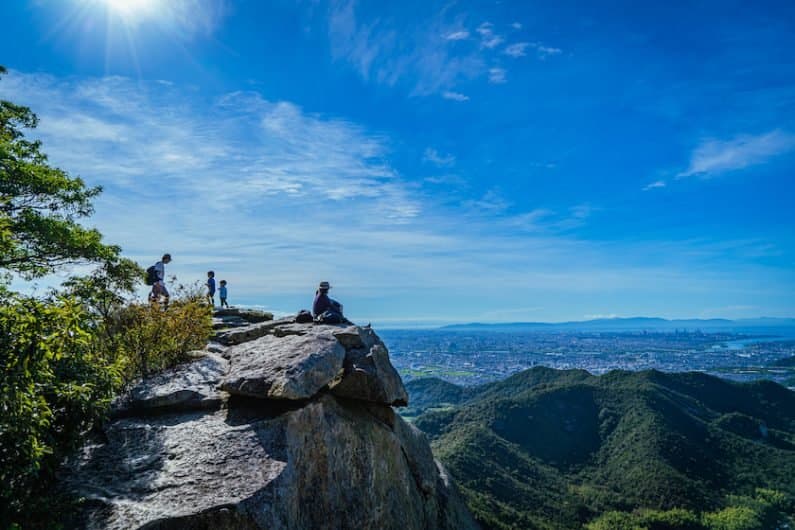 Mt. Takamikura has 3 different routes, but the easiest one is the Narui Route, which takes only 30 minutes and you just need to go upstairs since the route is well-kept. After that you will be able to see such a stunning landscape. (More details here: https://ochimusyadrive.com/ochimusya-drive-tour-1-mt-takamikura/)  高御位山は兵庫県加古川市と高砂市にまたがる、「播磨アルプス」と呼ばれる山で、頂上の岩場とそこから見える絶景が素晴らしい場所です。期待を裏切ることはないでしょう。