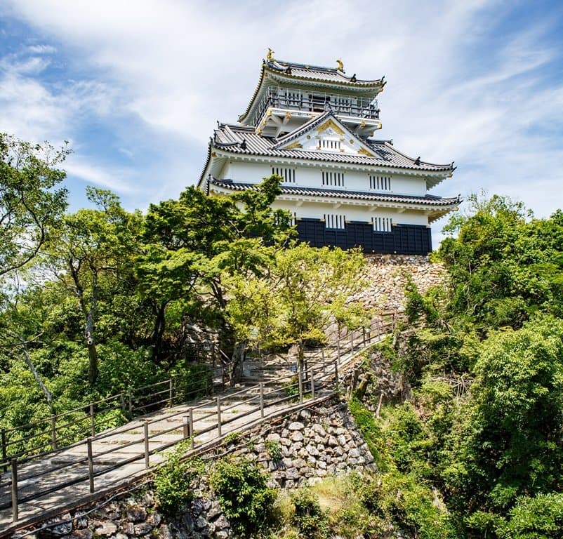 岐阜城は、かつて稲葉山城と称していました。戦国時代には斎藤道三の居城でもあったところです。永禄１０年、織田信長がこの城を攻略し、この地方一帯を「井の口」から「岐阜」と改称し、城も岐阜城と改め、天下統一の本拠地としました。