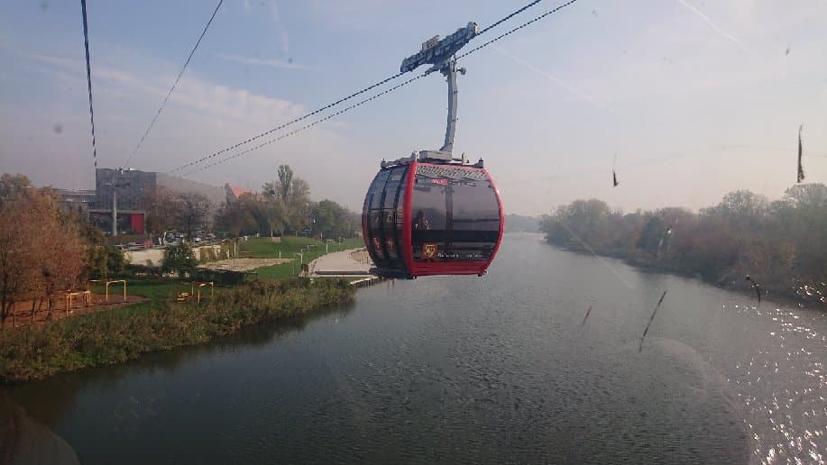 Cruzando el río 🏞