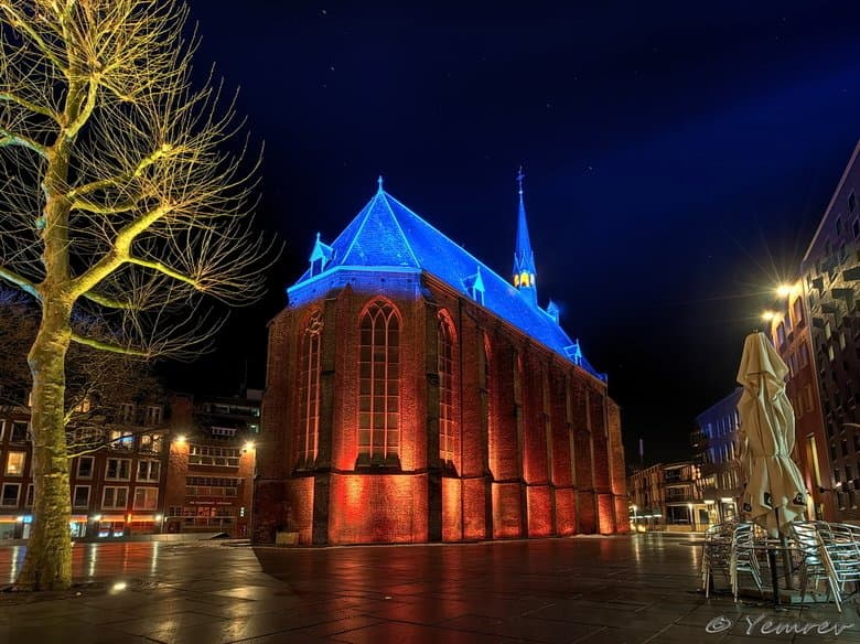 Een mooie foto van de Marienburgkapel, gefotografeerd in de avond wanneer de kapel prachtig verlicht wordt. 