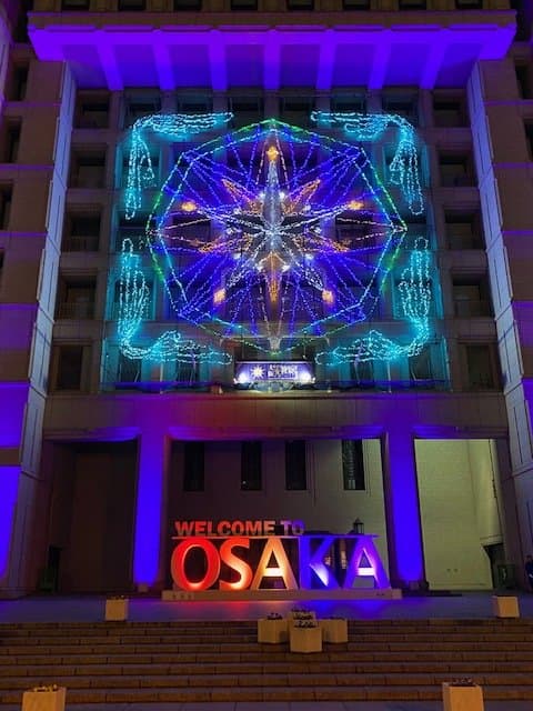 イルミネーションに彩られた正面玄関