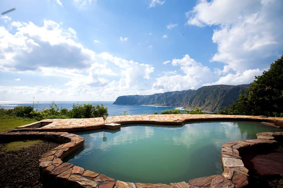 八丈島は極上の温泉郷としても知られています。東部の高台に位置する「みはらしの湯」は、昼は太平洋の大海原、夜は満点の星空を堪能できる絶景の露天温泉。運が良ければ湯船に浸かりながらクジラを眺めることもできるのだとか。 https://tamashima.tokyo/hachijojima/2018/article001-1.html  ★東京の島へお得に旅行できる「しまぽ通貨」販売中！ https://shimapo.com/