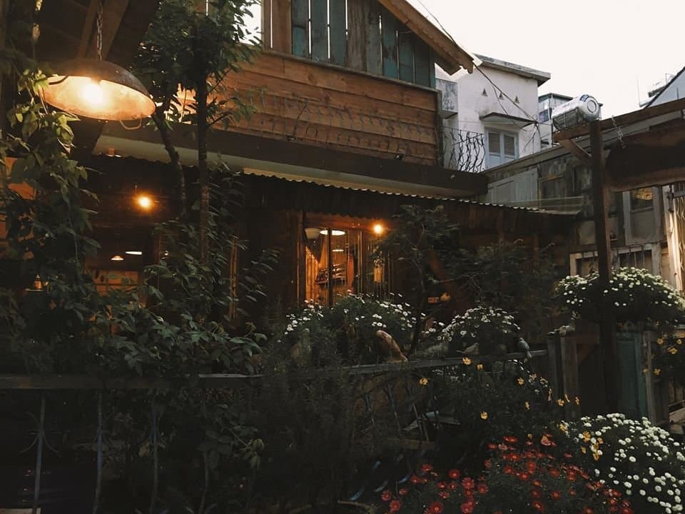 Khoảng sân !
The yard!