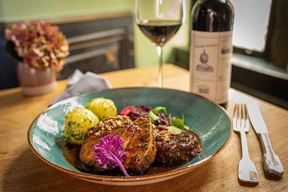 Deutsches Essen. Wein. German Food. Wine.