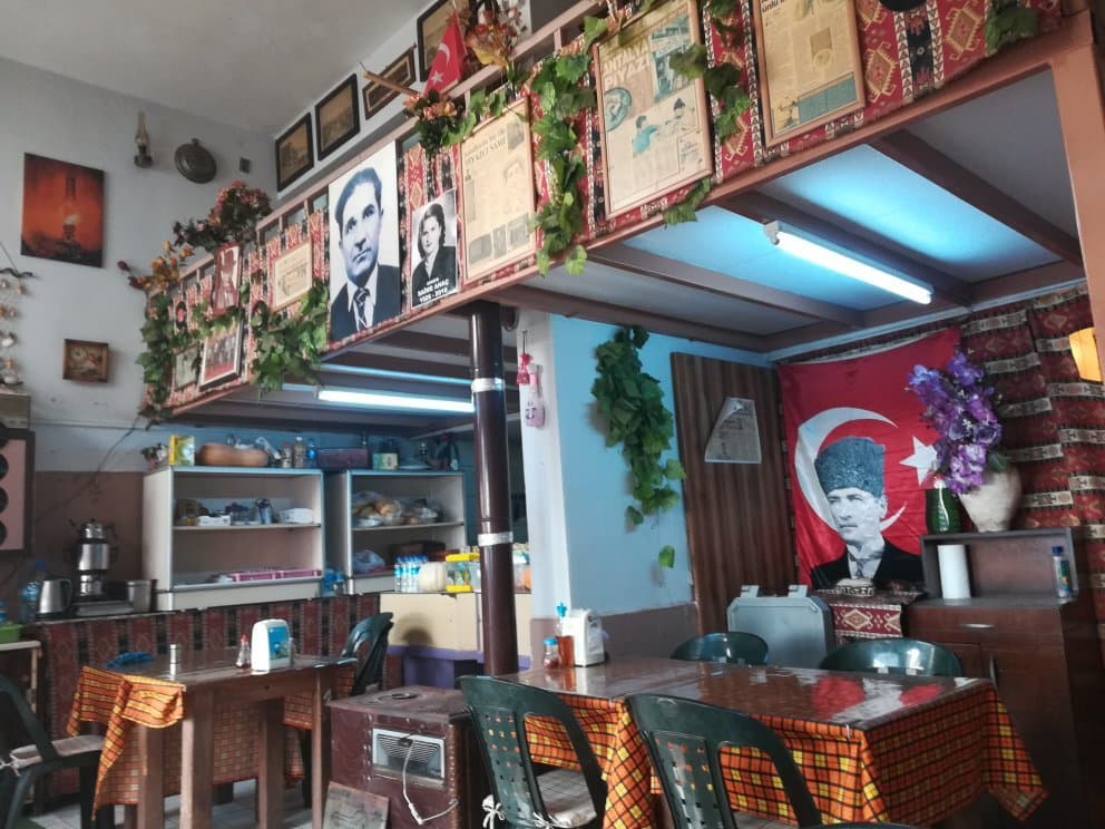 lezzetli bir piyaz nor mal bir köfte .. mekan ortamı sıcak ve dolu hatıralar.. piyaz+ köfte 31 lira