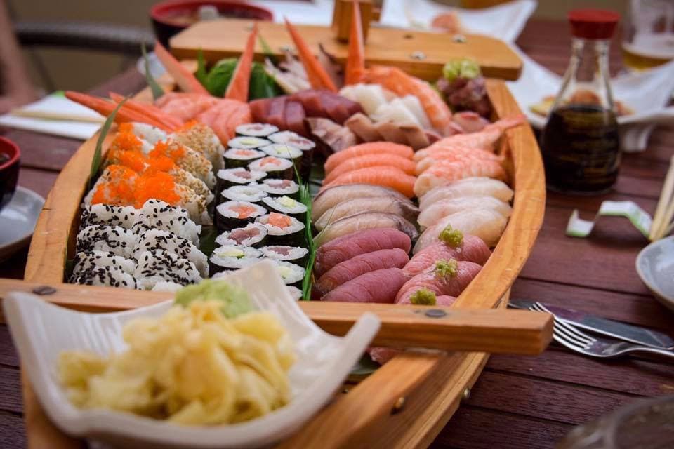 Eines unserer leckeren Sushi-Schiffe