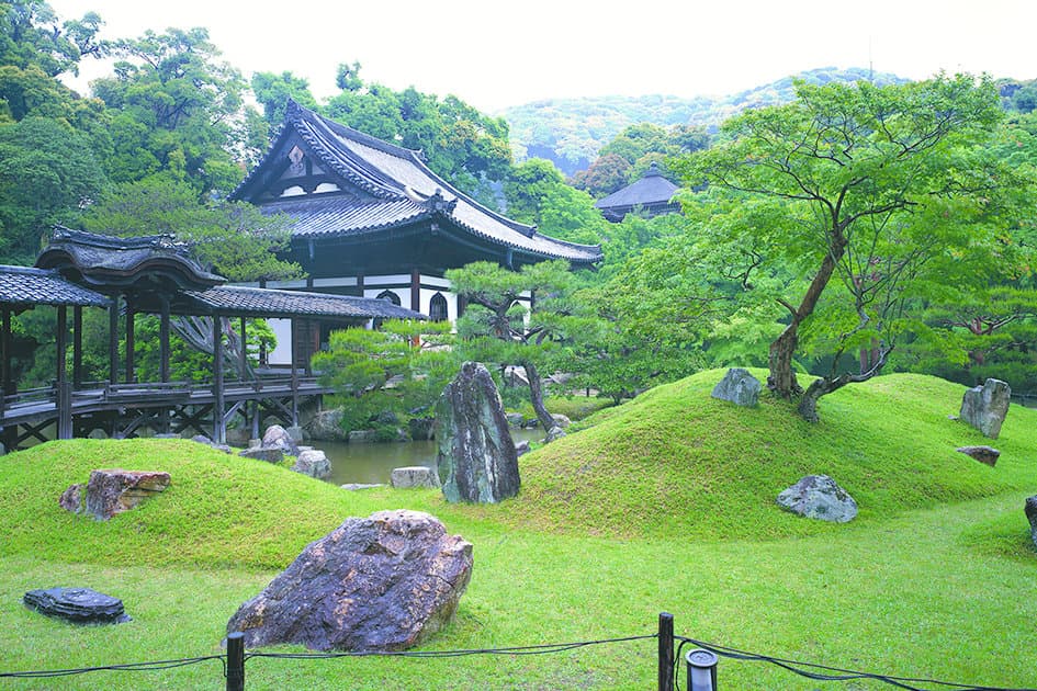 高台寺庭園です。臨済宗として最初の和尚様である三江紹益禅師を祀る開山堂をはじめ、秀吉公の菩提とねね様が眠る霊屋など1606年の創建当時より残る数々の重要な堂宇があります。