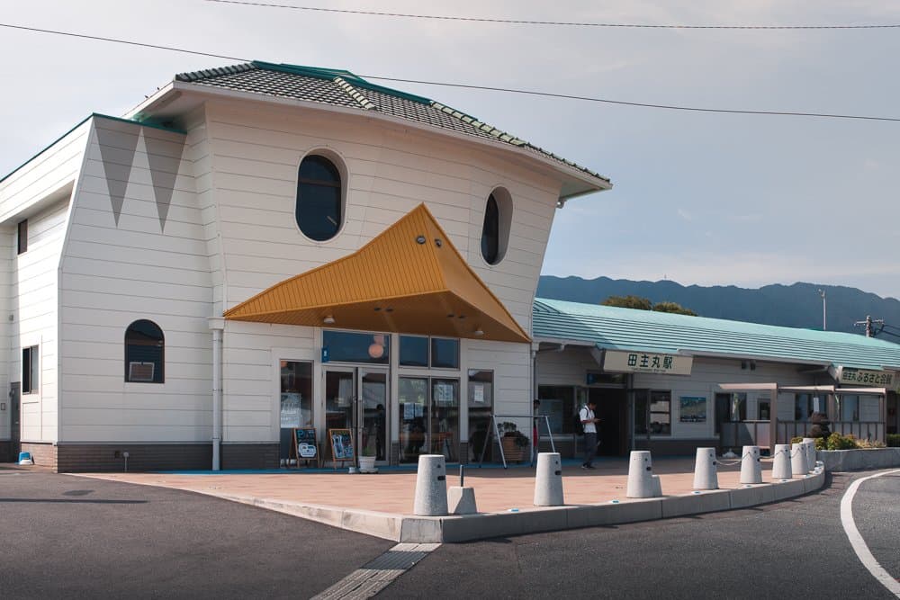 かっぱの駅舎は海外からの観光客にも人気です。