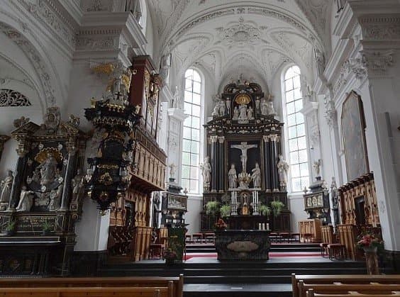 Pfarrkirche St. Peter & Paul siutée sur la Grand Place à Stans - vue intérieure