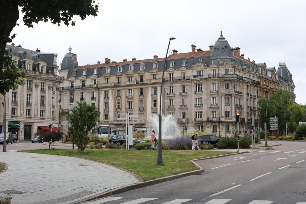 Il se situe après cette place, en direction de l'autoroute
