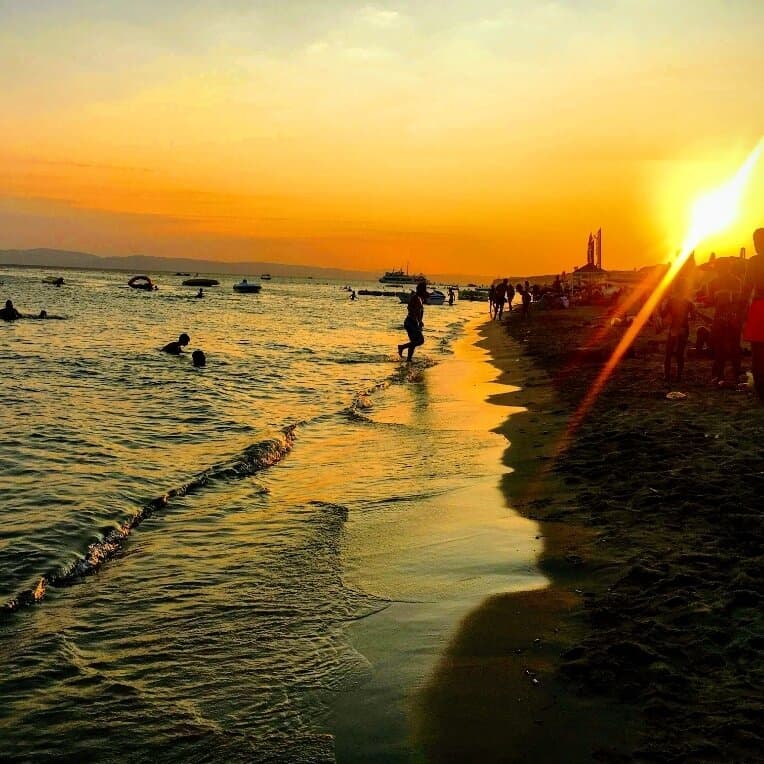 Up uzun bir plaj. Tertemiz, sığ ve sadece kum. Plajın karşında bir çok kafe, market, yemek yiyebileceğiniz yerler var ve hepsi de çok uygun.  Denizi soğuk hatta bayağı soğuk :)  Buraya gelip kalmak isterseniz, sahil boyunca birçok otel ya da pansiyon bulabilirsiniz. Kiralık ev, apart da mevcut.  Akşamları çok hareketli oluyor, Ayvalık'a arabayla 15 dakika.  3-5 günlük bir tatil için ideal bir bölge.  