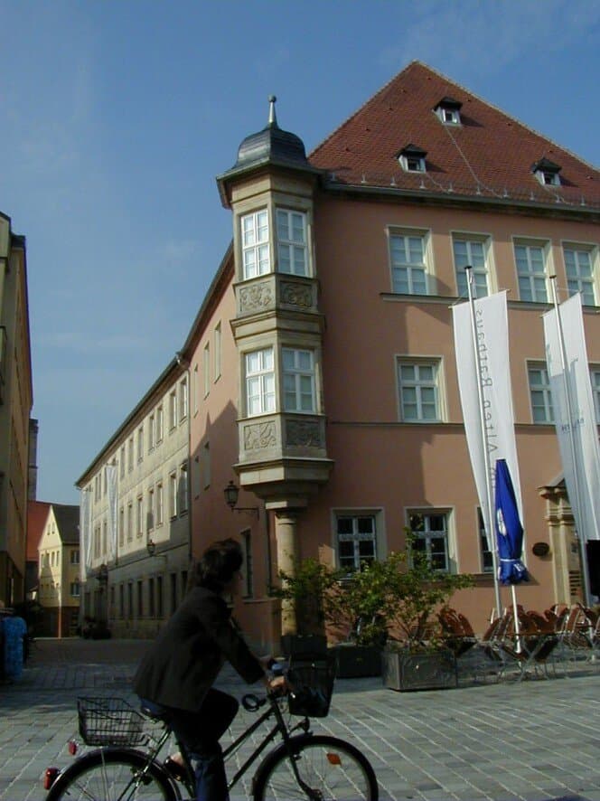 Die Brautgasse, in der sich der Eingang des Kunstmuseum Bayreuth befindet, mündet direkt in die Maximilianstrasse.