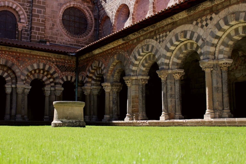 Vue de l'angle sud-ouest du cloître roman, avec ses arcatures polychromes (septembre 2020).