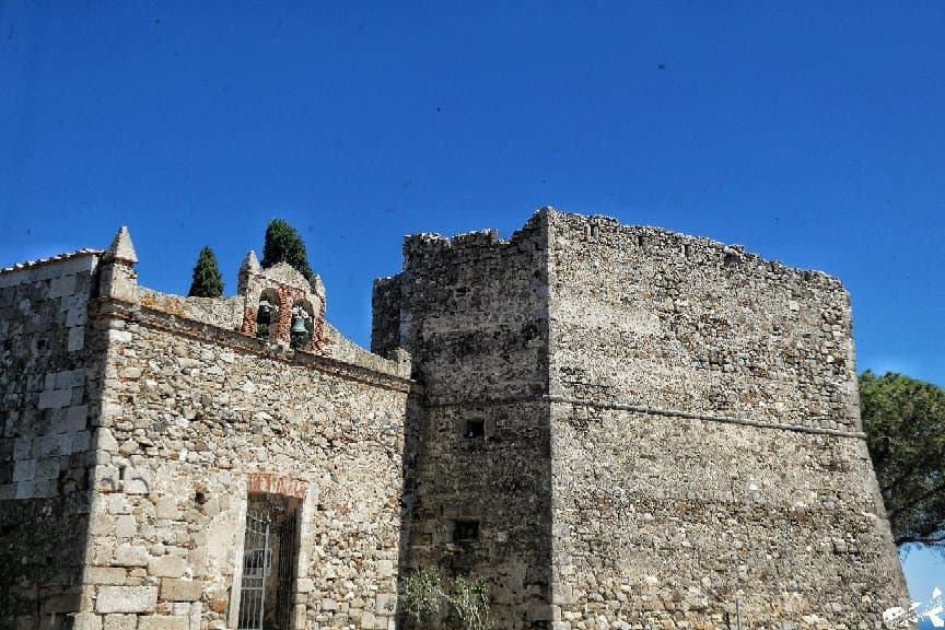 La chiesa di San Niccolò è un edificio sacro che si trova a San Piero in Campo. Originariamente dedicata ai Santi Pietro e Paolo, secondo la