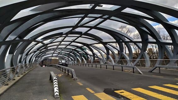 Muito bonita seja a travessia de automóvel ou pedonal