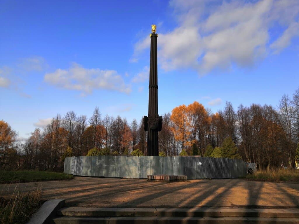 Обелиск - "за забором"... Ремонт, однако...