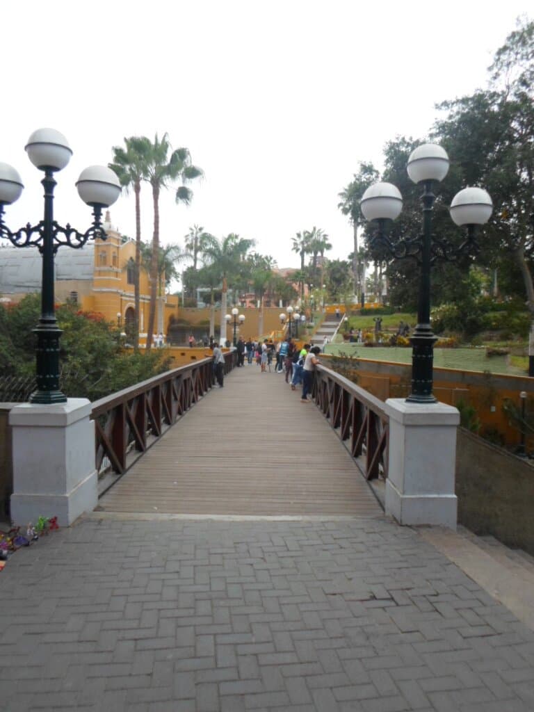 Puente de los Suspiros. Distrito de Barranco.  
15063 Código postal en Lima