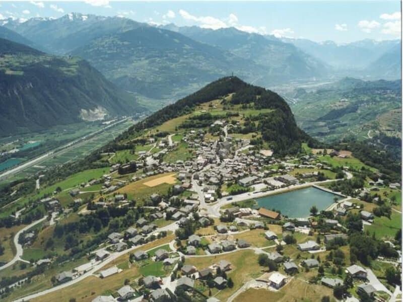 Lac Louché en plein cœur du village de Lens (canton du Valais)