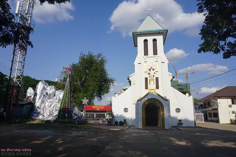 본당은 생각외로 작아 보인다.