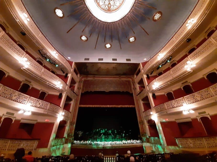 Amplio Escenario
