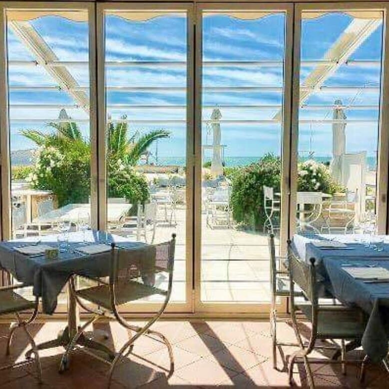 Stabilimento LEVANTE, vista mare dalla sala interna... Immaginatela dalle piazzette esterne o dalla spiaggia. Il ristorante è sempre aperto a pranzo.