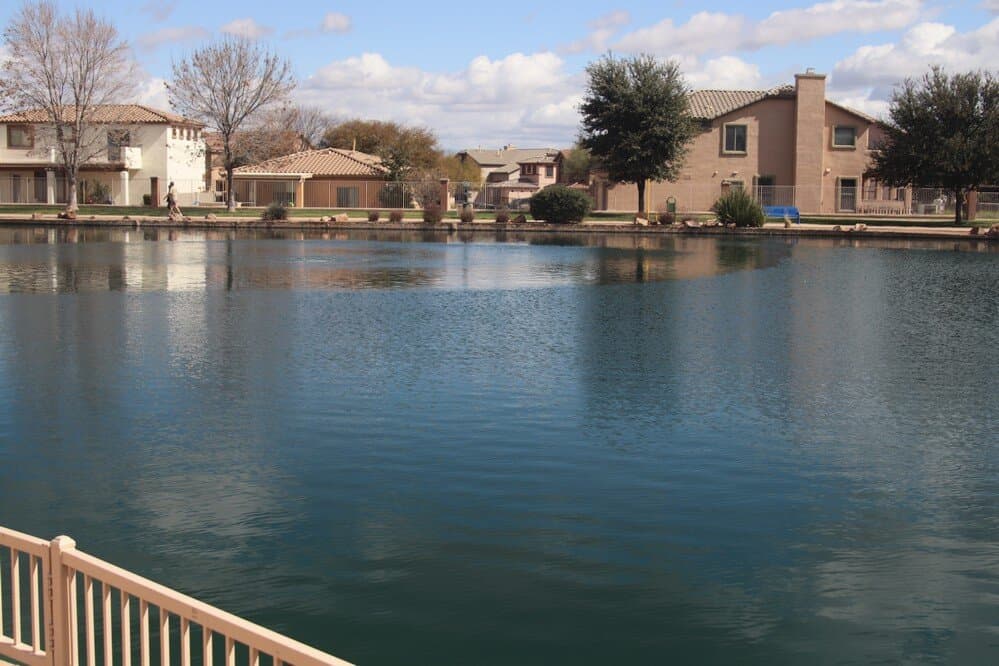 There are houses near the lake