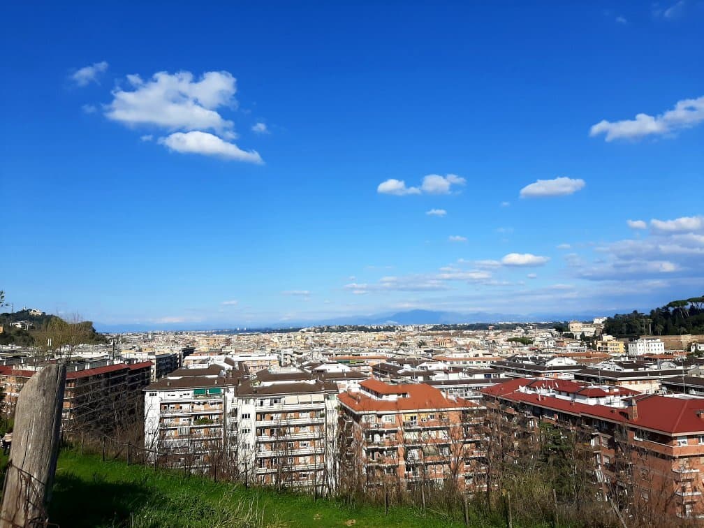 terrazza panoramica  meno conosciuta , da lassù si può ammirare buona parte della città , il  cupolone e i monti del Lazio sullo sfondo