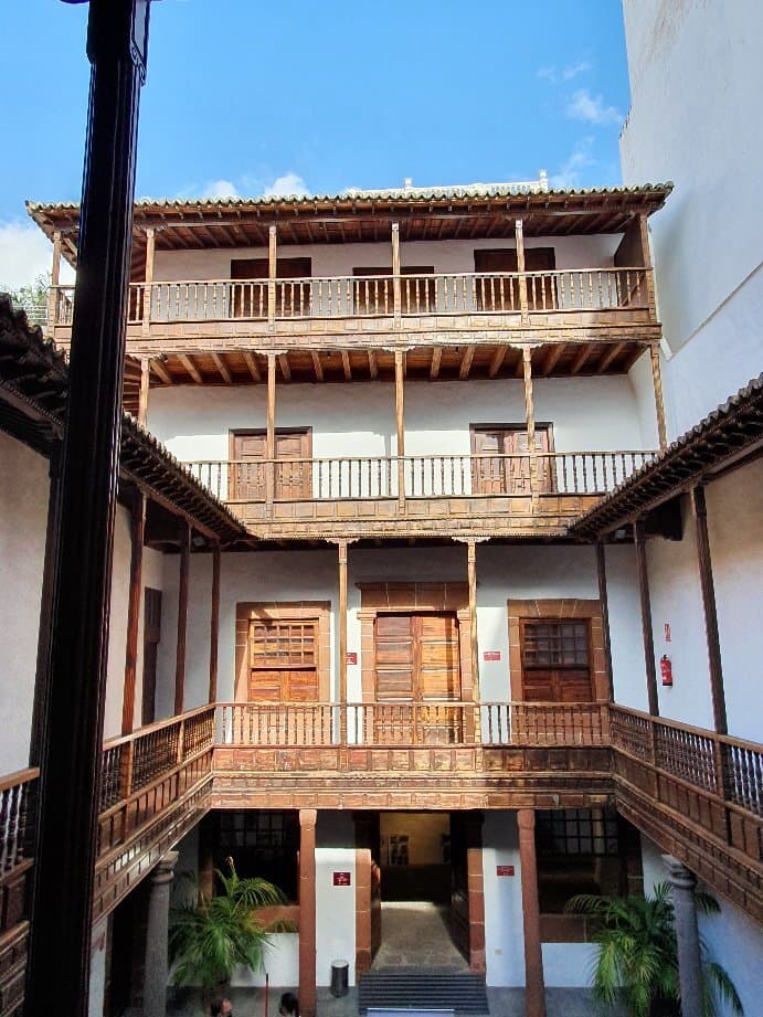 OLD CANARIAN ARCHITECTURE IN THE SHOPPING STREET🌍😊
