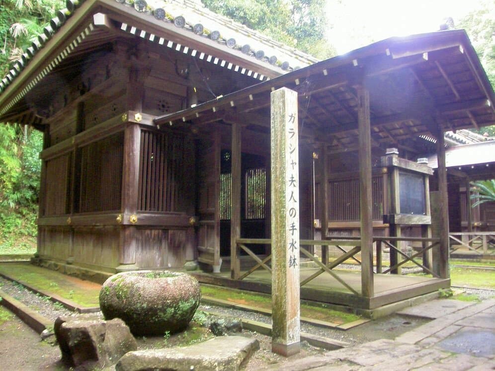 立田山麓にある、熊本藩主・細川家の菩提寺泰勝寺（たいしょうじ）跡です。細川家初代藤孝（ふじたか）夫妻と二代目忠興（ただおき）とガラシャ夫人の墓「四つ御廟（ごびょう）」や、武人でありながら茶道にかけては国内随一といわれた細川忠興の原図に基づいて復元された茶室「仰松軒（こうしょうけん）」などがあります。茶室「仰松軒」にある手水鉢（ちょうずばち）は、京都で細川忠興が愛用したもので、豊臣秀吉（とよとみひでよし）や茶の師・千利休（せんのりきゅう）も使用したと伝えられます。