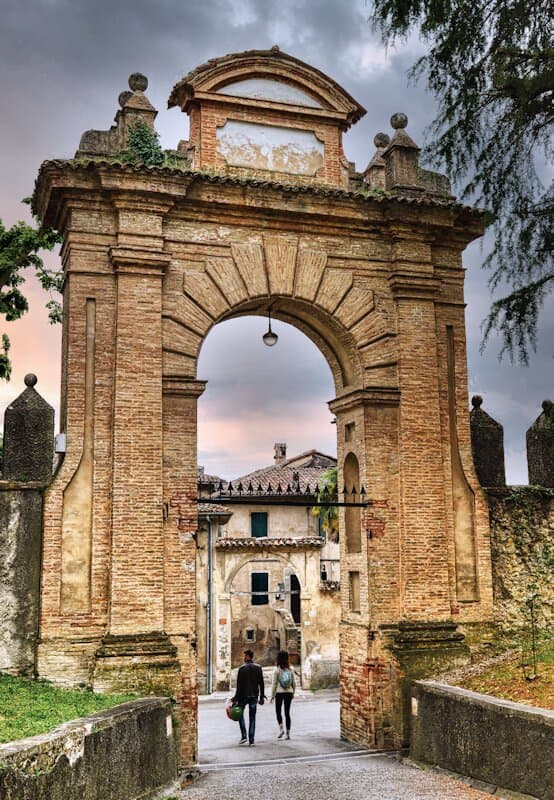Primo arco d'ingresso al castello