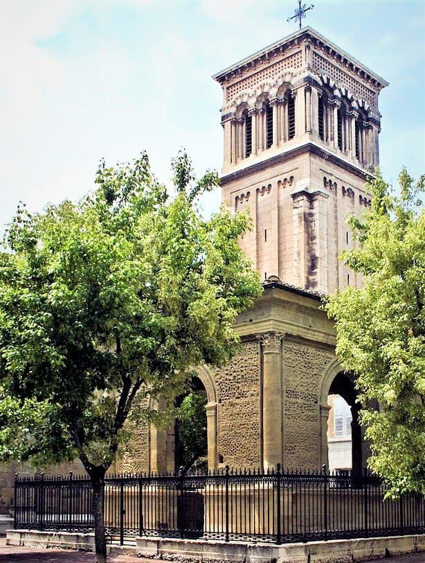 Le Pendentif se trouvait au centre du cloître, de la Cathédrale,