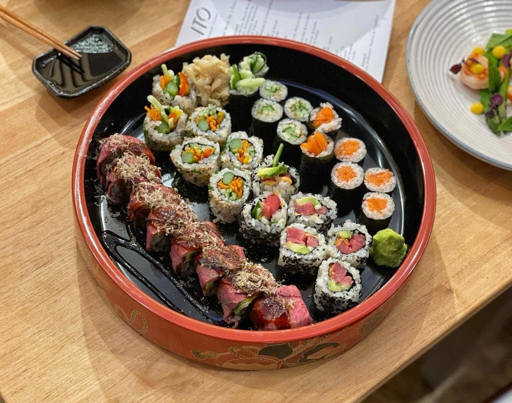 Hauptgang: Zwei Sushi-Variationen mit u.a. Hosomaki (Lachs mit Wasabi, Gurke mit Sesam & Wasabi) Inside Out Roll (Veggie, Ito Tuna, Roastbeef, Teriyaki Soße, Avocado & Trüffel), Sashimi (Akami, Hamachi & Lachs) & Nigiri (Tuna, Akami, Zander & Lachs)