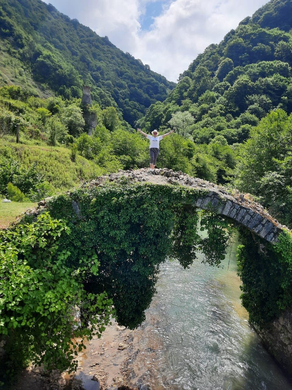 Мост Царицы Тамары или Беслетский мост.