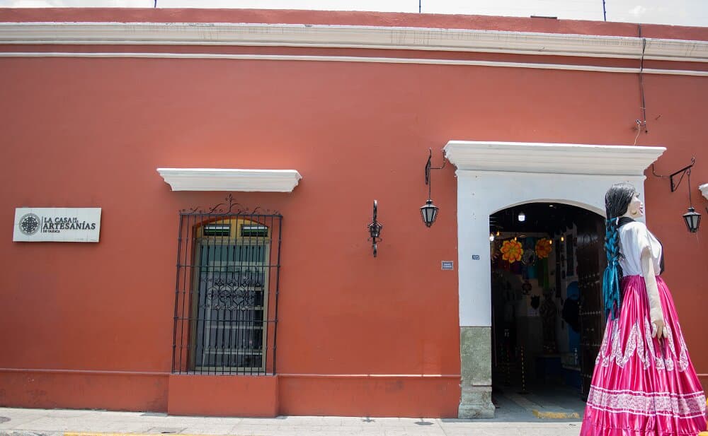 Fotografía de la parte exterior de La Casa de las Artesanías de Oaxaca, la puerta de acceso se ubica sobre la calle de Mariano Matamoros #105.