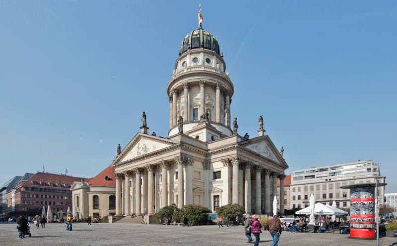 Blick vom Gendarmenmarkt auf den Französischen Dom