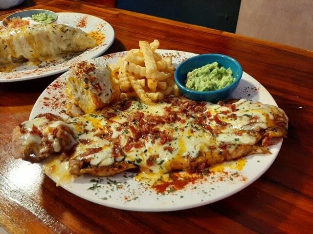 Pechuga gratinada con el sabor único de Orale!!! 