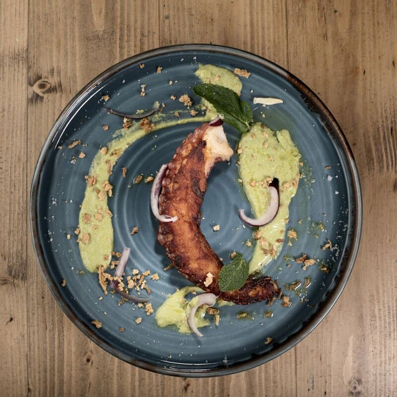 Cuisine fusion asiatique : bar à sushis, teppanyaki, izakaya (tapas japonais) et bien d'autres plats signatures...