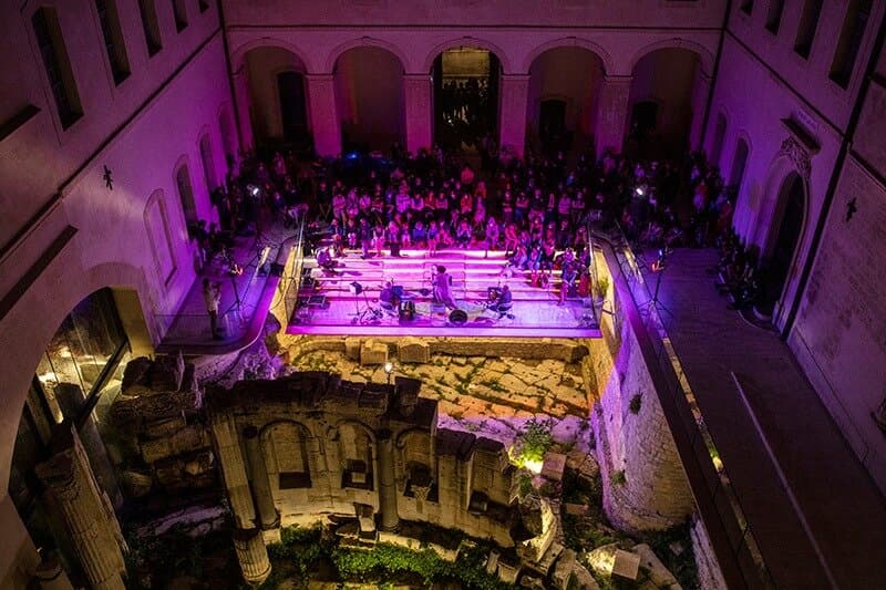 La cour du musée, avec ses vestiges du Forum romain, est aussi un lieu de création. © Rémi Bénali, Cd13- Coll. Museon Arlaten-musée de Provence