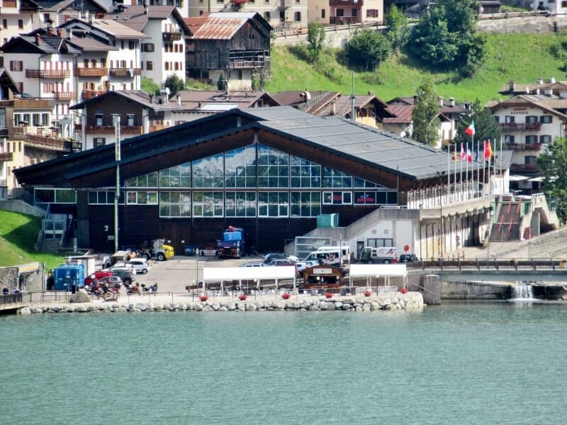 Il Palaghiaccio in riva al lago di Alleghe