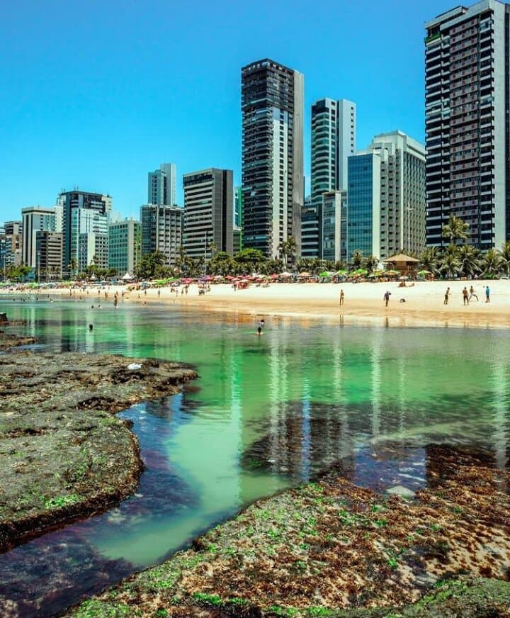 Praia da Boa Viagem em Recife, simplesmente linda. Águas claras e quentes, de acordo com a tábua das marés formam piscinas naturais. Tem feirinha todos os dias, quadra de tênis, futebol, ciclovia e uma galeria de obras de artistas pernambucanos nos edifícios .