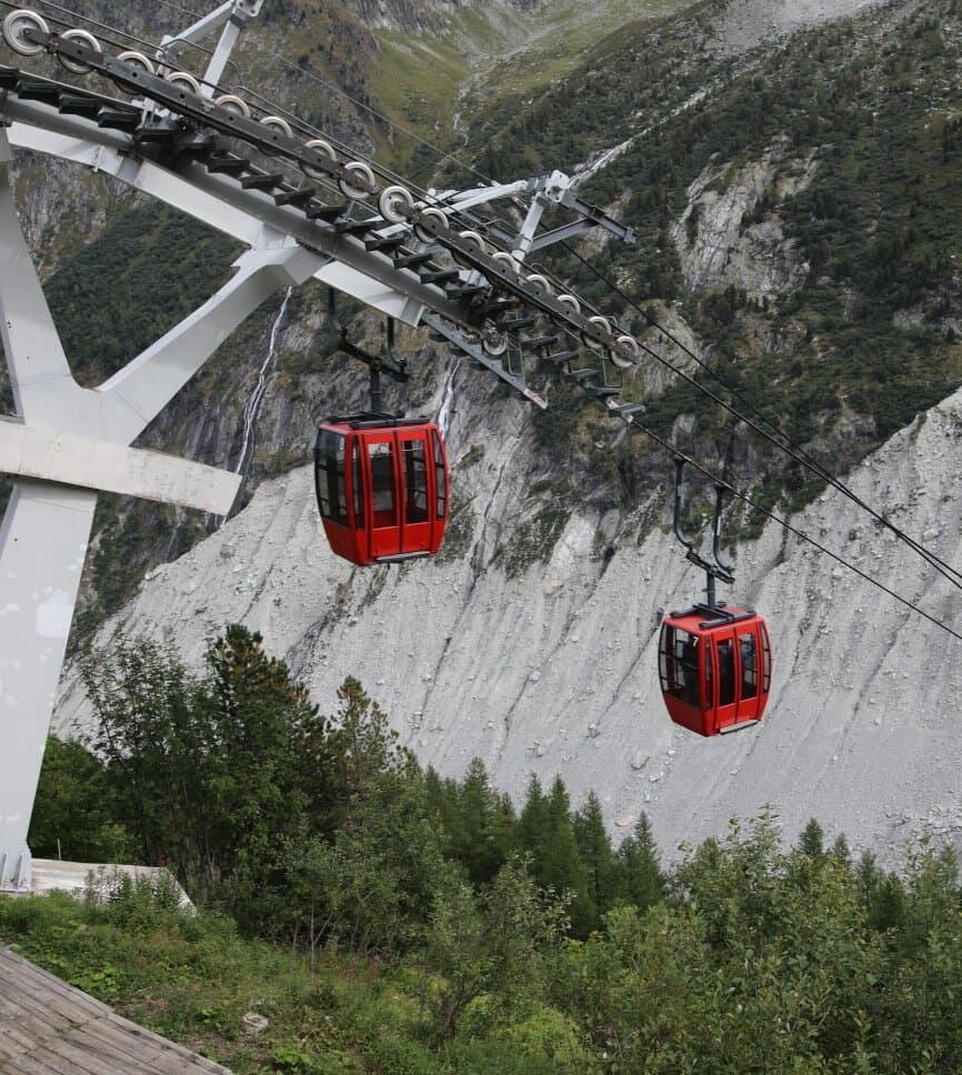 Déçu car celle-ci s'arrête à mi parcours et il faut descendre à pied 580 marches pour se rendre à la grotte de glace. 