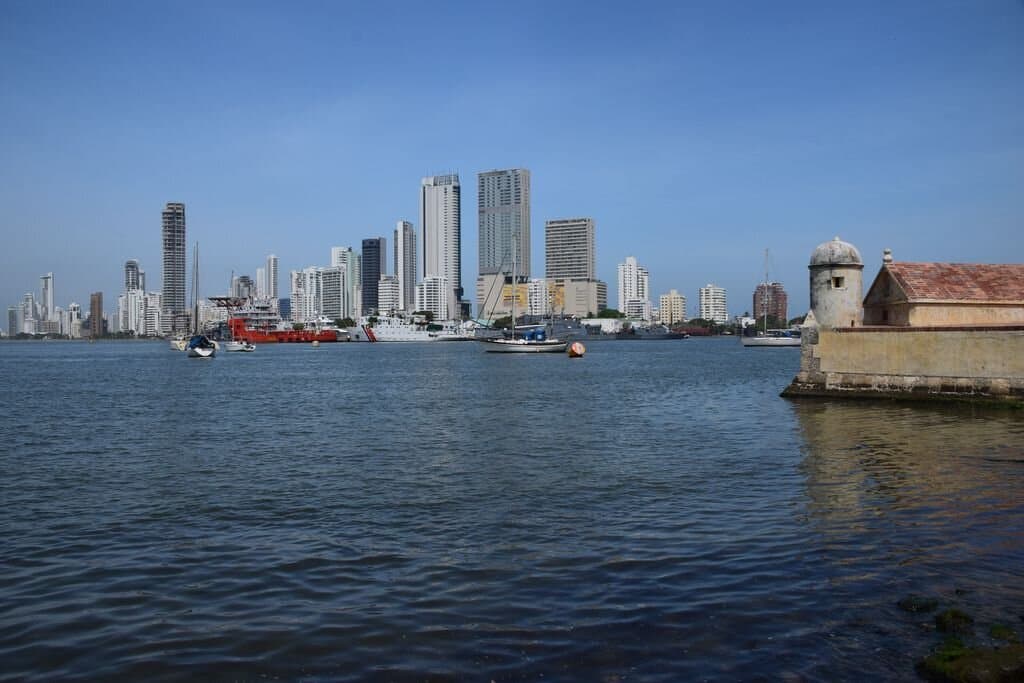 Залив, небоскребы и форт.
