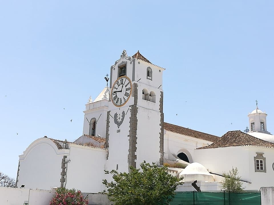Vista nas imediações, pode observar-se a cúpula da antiga mesquita maior (Mesquita muçulmana 1242) 